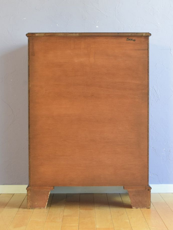 チェストの後ろ姿