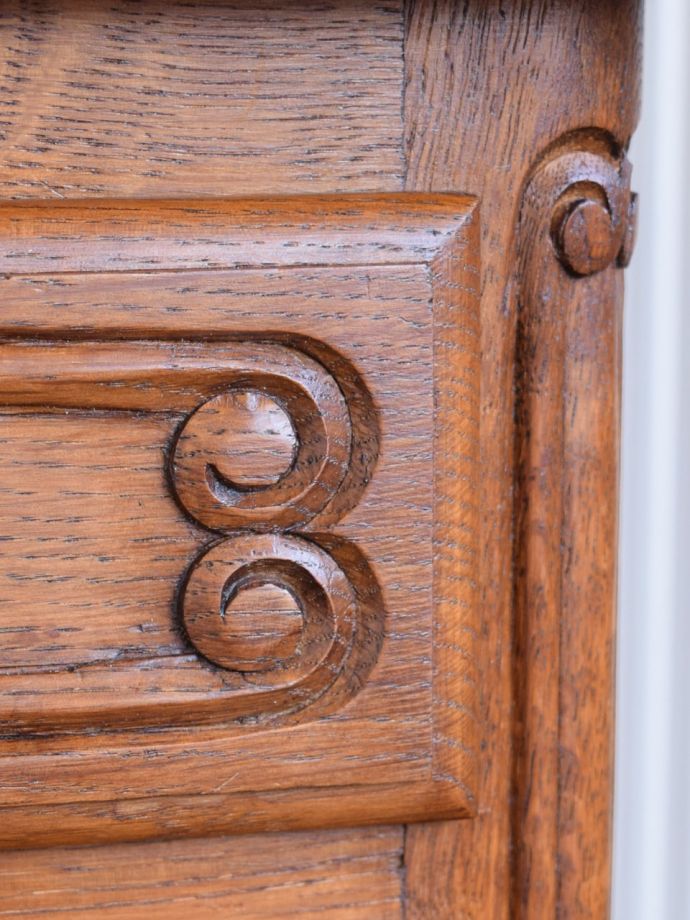 フランスアンティーク家具らしい彫