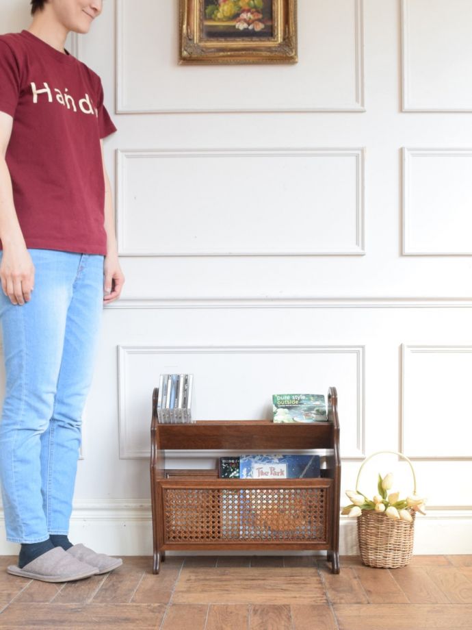 マガジンラック アンティーク家具 マガジンラック 使いやすさNo.1!便利なアンティークブックラックも、アンティークだったらデザインが素敵だから、なんだかオシャレに使えます。(j-2748-f)