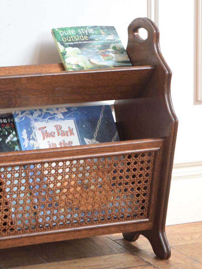 マガジンラック アンティーク家具 マガジンラック キレイに収納ピタっと文庫本がキレイに収納出来てお部屋もスッキリ見えるんです。(j-2748-f)