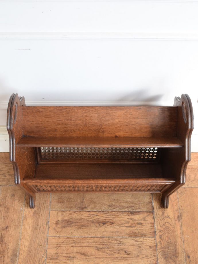 マガジンラック アンティーク家具 マガジンラック キレイに修復しましたアンティークは新品ではないので経年変化によるキズはありますが、専門の職人がキレイにお直ししました。(j-2748-f)
