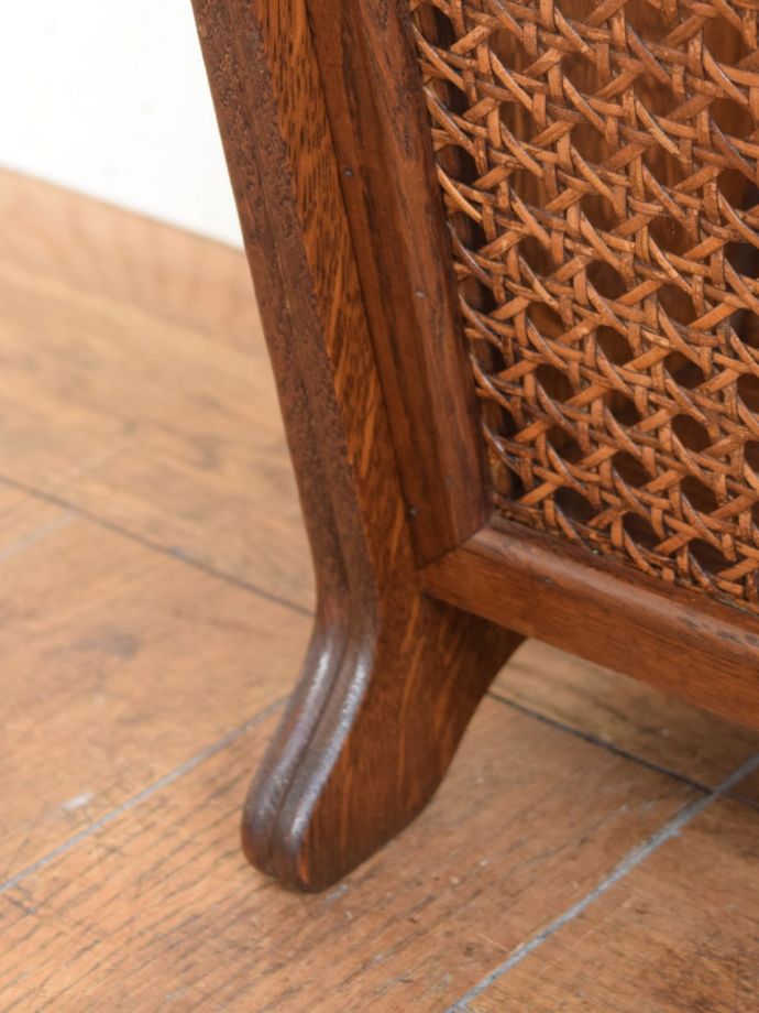 マガジンラック アンティーク家具 マガジンラック 持ち上げなくても移動ラクラクHandleのアンティーク家具の足の裏にはフェルトキーパーをお付けしています。(j-2748-f)