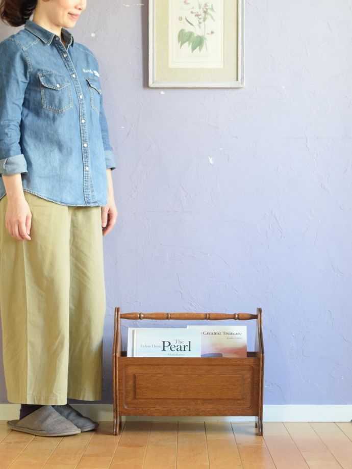 マガジンラック　アンティーク家具　マガジンラック　使いやすさNo.1！みんなが使える便利なアンティークどこのお家でも使っているマガジンラックも、アンティークだとデザインが素敵だから散らかっている雑誌もオシャレに収納出来ちゃうんです。(j-2749-f)