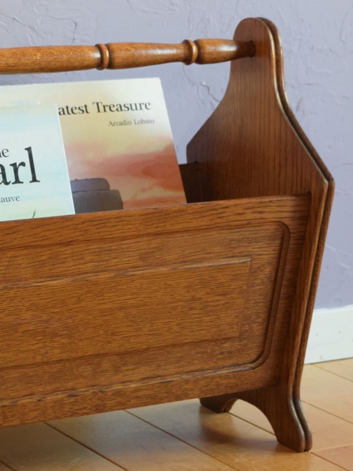 マガジンラック　アンティーク家具　マガジンラック　ちょっと置いておきたい…をキレイに収納新聞や雑誌など、ついついテーブルの上に置いてしまって雑多に見えるものが、コレさえあればキレイに収納出来てお部屋もスッキリ見えるんです。(j-2749-f)