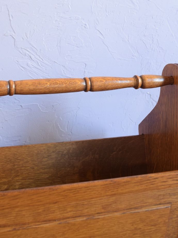 マガジンラック　アンティーク家具　マガジンラック　片手でラクラク運べますデザインの一部になっている持ち手を持って運べば持ち運びもラクラク！。(j-2749-f)