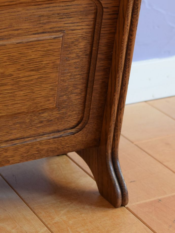 マガジンラック　アンティーク家具　マガジンラック　持ち上げなくても移動ラクラクHandleのアンティーク家具の足の裏にはフェルトキーパーをお付けしています。(j-2749-f)