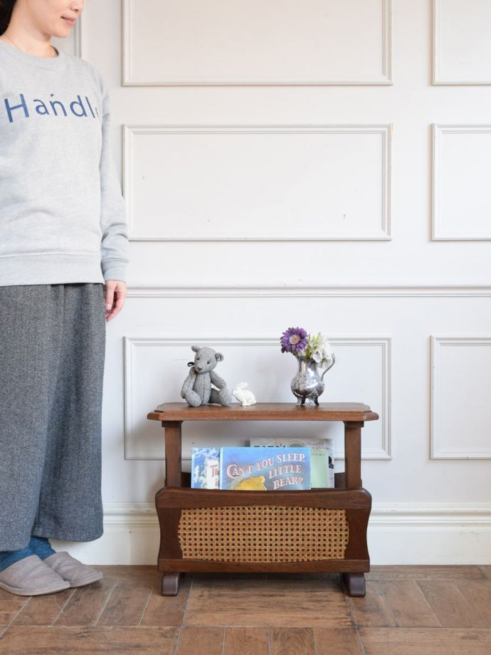 アンティークのマガジンラック