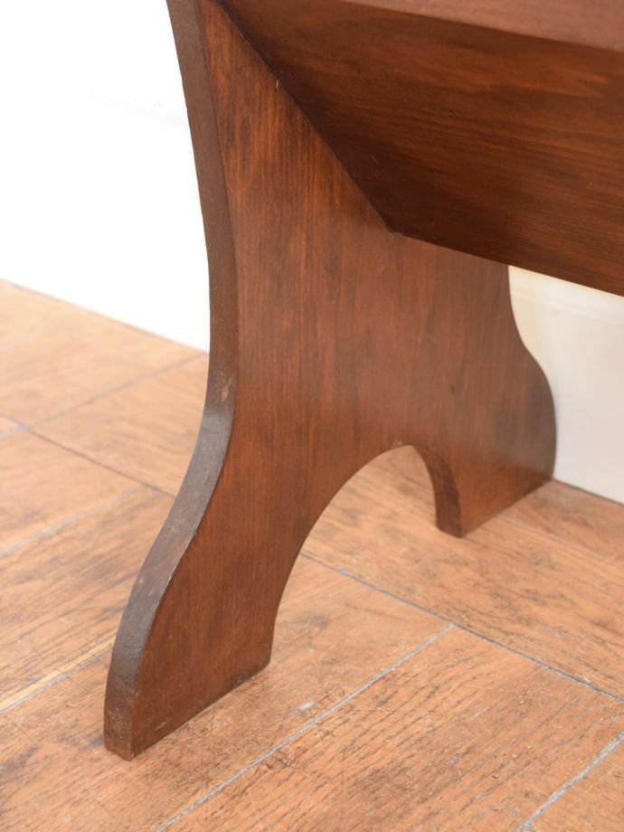 マガジンラック　アンティーク家具　マガジンラック　持ち上げなくても移動ラクラクHandleのアンティーク家具の足の裏にはフェルトキーパーをお付けしています。(j-2751-f)