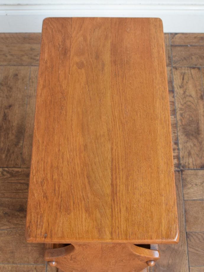 サイドテーブル付きのマガジンラック