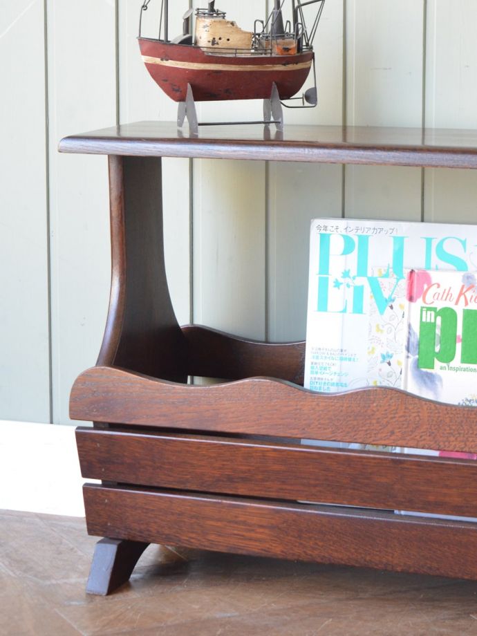マガジンラック　アンティーク家具　マガジンラック　ちょっと置いておきたい…をキレイに収納新聞や雑誌など、ついついテーブルの上に置いてしまって雑多に見えるものが、コレさえあればキレイに収納出来てお部屋もスッキリ見えるんです。(j-2754-f)