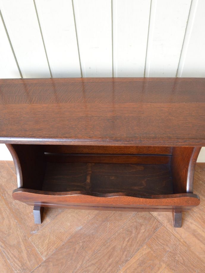 マガジンラック　アンティーク家具　マガジンラック　雑誌を入れる部分もキレイに修復しましたアンティークは新品ではないので経年変化によるキズはありますが、専門の職人がキレイにお直ししました。(j-2754-f)