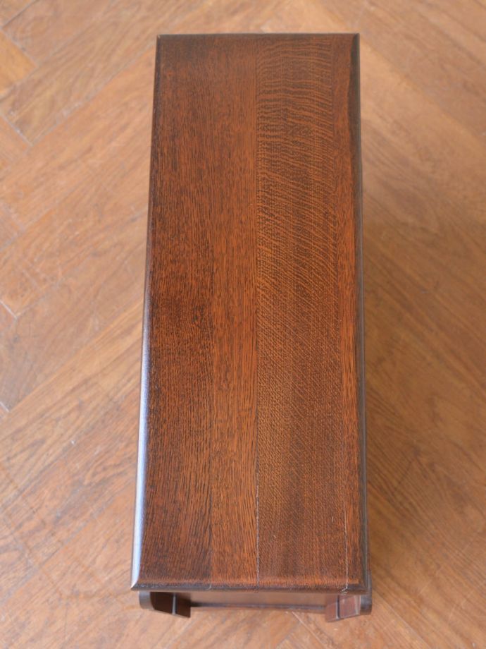 マガジンラック　アンティーク家具　マガジンラック　ココも使えてさらに便利読みかけの本やお茶が置ける天板付き。(j-2754-f)