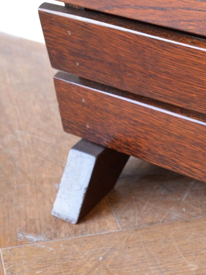 マガジンラック　アンティーク家具　マガジンラック　持ち上げなくても移動ラクラクHandleのアンティーク家具の足の裏にはフェルトキーパーをお付けしています。(j-2754-f)