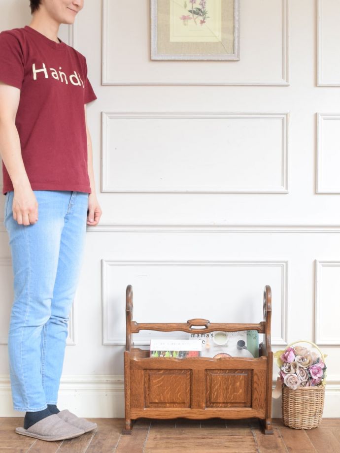 マガジンラック アンティーク家具 マガジンラック 使いやすさNo.1!みんなが使える便利なアンティークどこのお家でも使っているマガジンラックも、アンティークだとデザインが素敵だから散らかっている雑誌もオシャレに収納出来ちゃうんです。(j-2756-f)