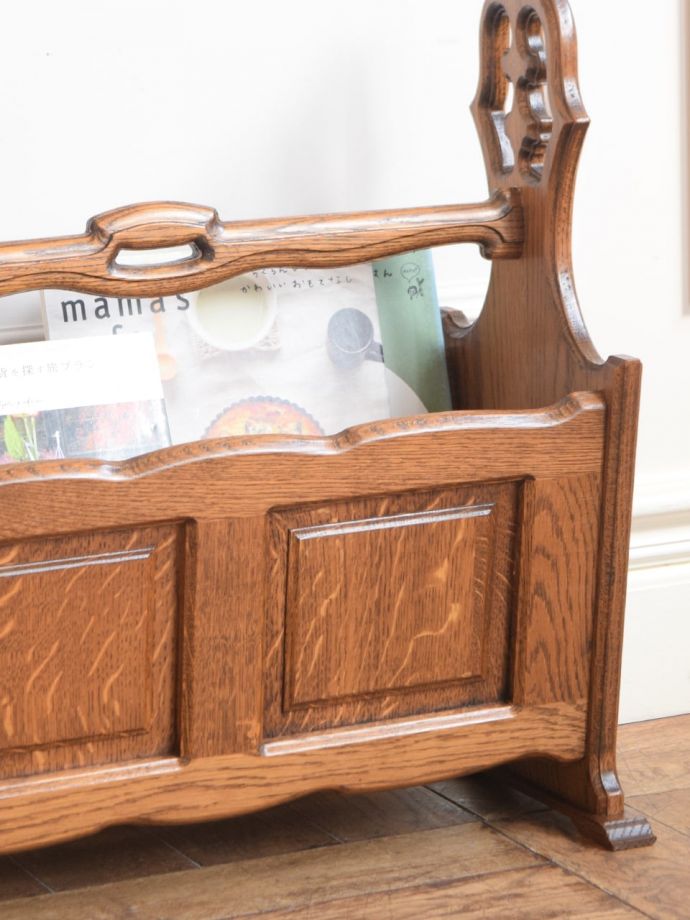 マガジンラック アンティーク家具 マガジンラック ちょっと置いておきたい…をキレイに収納新聞や雑誌など、ついついテーブルの上に置いてしまって雑多に見えるものが、コレさえあればキレイに収納出来てお部屋もスッキリ見えるんです。(j-2756-f)