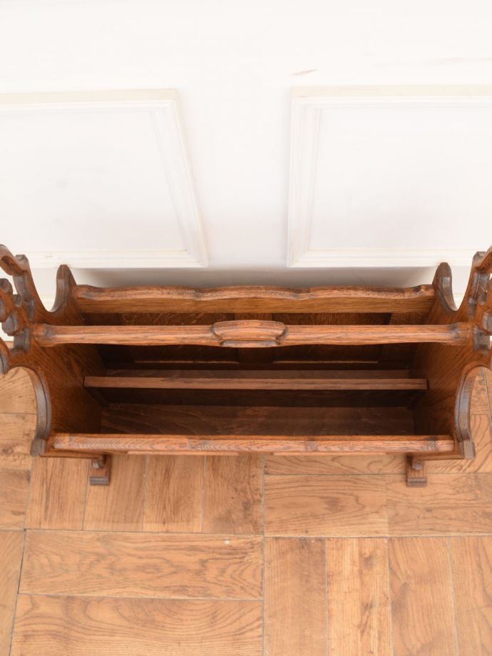 マガジンラック アンティーク家具 マガジンラック 雑誌を入れる部分もキレイに修復しましたアンティークは新品ではないので経年変化によるキズはありますが、専門の職人がキレイにお直ししました。(j-2756-f)