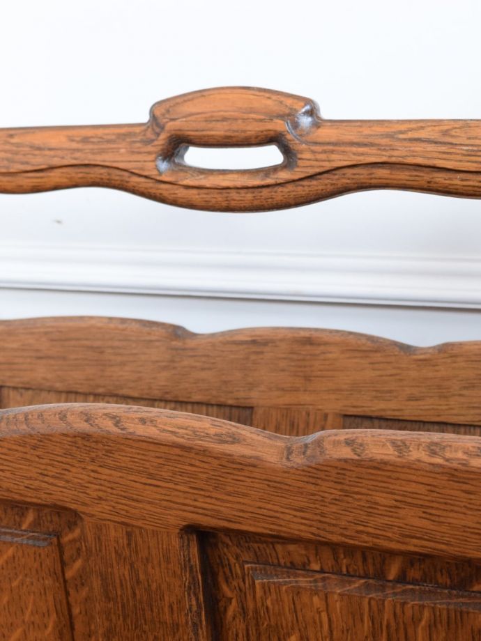 マガジンラック アンティーク家具 マガジンラック 片手でラクラク運べますデザインの一部になっている持ち手を持って運べば持ち運びもラクラク!。(j-2756-f)