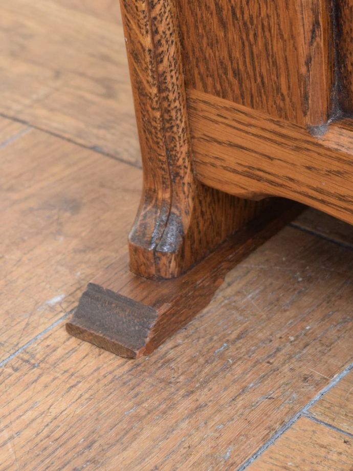 マガジンラック アンティーク家具 マガジンラック 持ち上げなくても移動ラクラクHandleのアンティーク家具の足の裏にはフェルトキーパーをお付けしています。(j-2756-f)