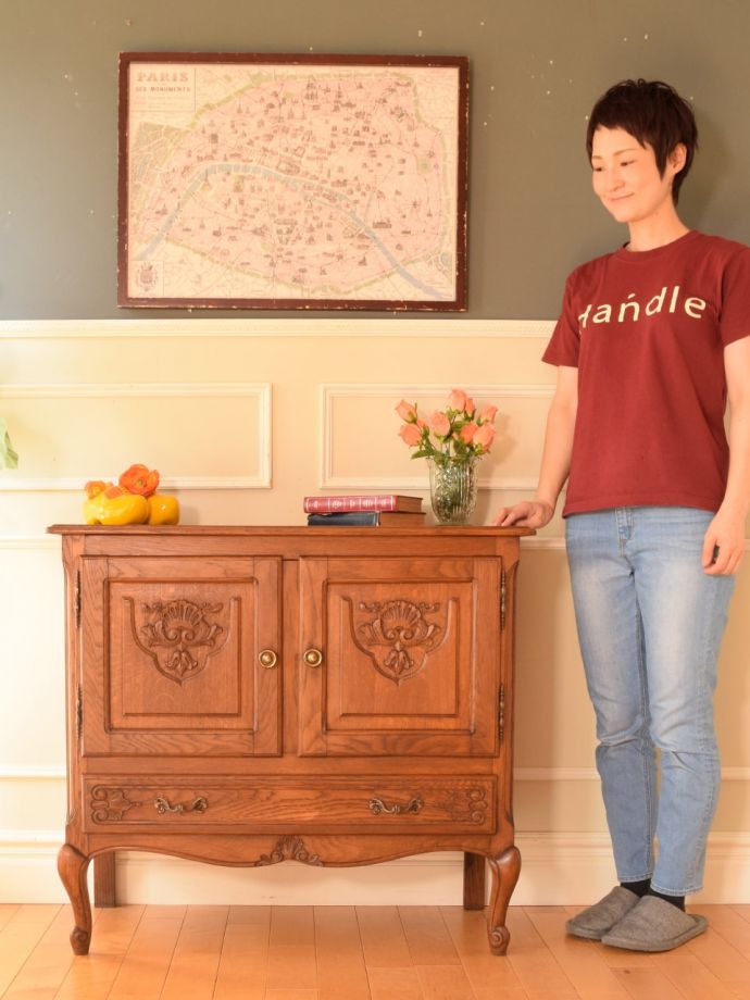 アンティークのキャビネット アンティーク家具 キャビネット フランスらしい優美さがたっぷり詰まっています見た瞬間、普通の家具とは違う優美なフランスのアンティーク。(j-2757-f)