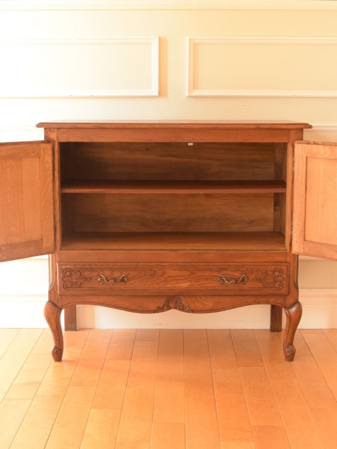 アンティークのキャビネット アンティーク家具 キャビネット 扉部分を開けて中を見てみましょう!もともとカップボードとして、お気に入りの食器を入れて使われていた家具。(j-2757-f)