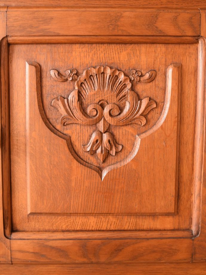 アンティークのキャビネット アンティーク家具 キャビネット じっくり選んできました買い付けの時、納得するまで探し続けた彫のデザイン。(j-2757-f)