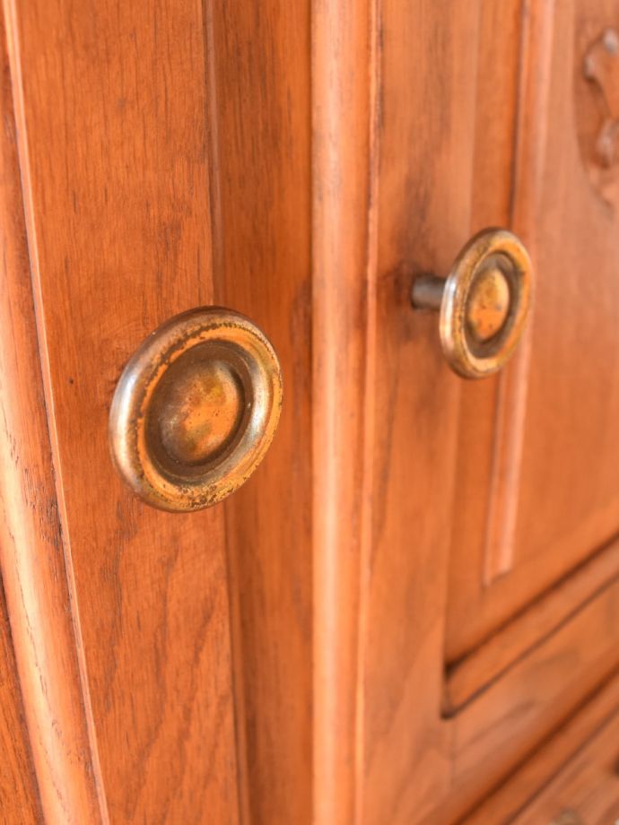 アンティークのキャビネット アンティーク家具 キャビネット 開ける度になんだかワクワク取っ手のデザインにもフランスらしいこだわりが。(j-2757-f)