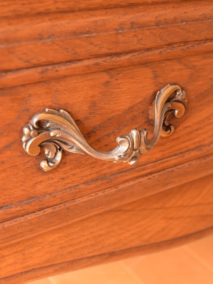 アンティークのキャビネット アンティーク家具 キャビネット ハンドル部分も美しい引き出し部分にはハンドルタイプの取っ手。(j-2757-f)
