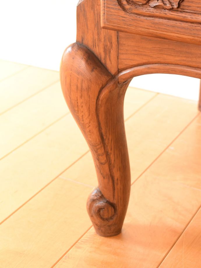 アンティークのキャビネット アンティーク家具 キャビネット 女性1人でも運べちゃうんですHandleのアンティークは、脚の裏にフェルトキーパーをお付けしているので、床を滑らせて女性1人でもラクに移動が出来ます。(j-2757-f)