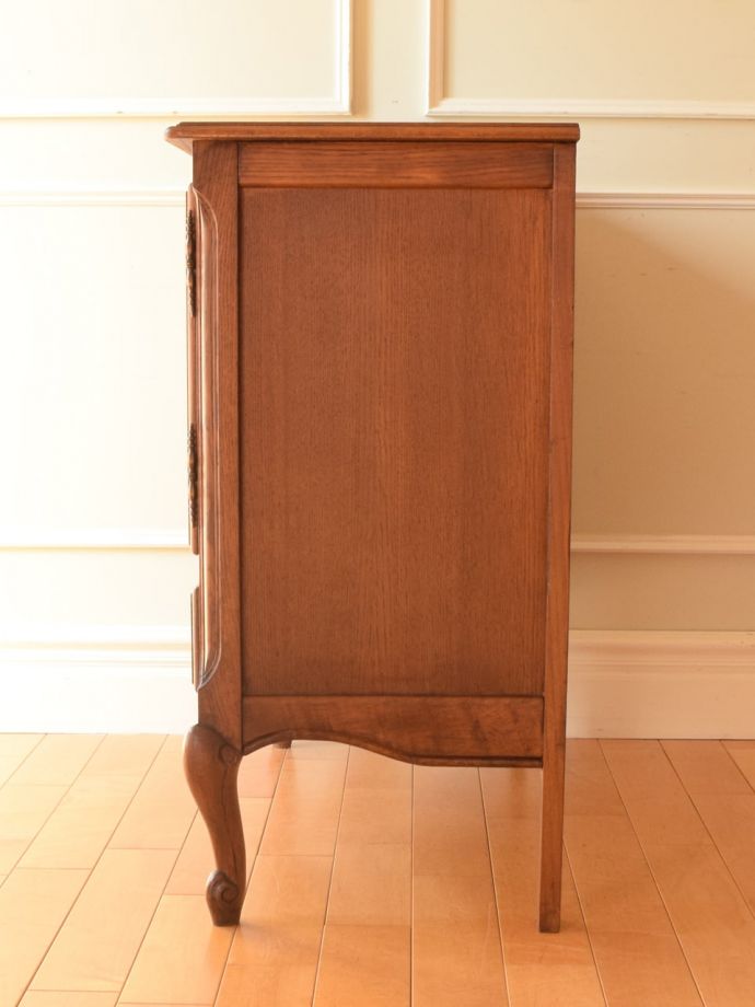 アンティークのキャビネット アンティーク家具 キャビネット 横から見てもステキフランスらしいこだわりが感じられる横顔も美しいんです。(j-2757-f)