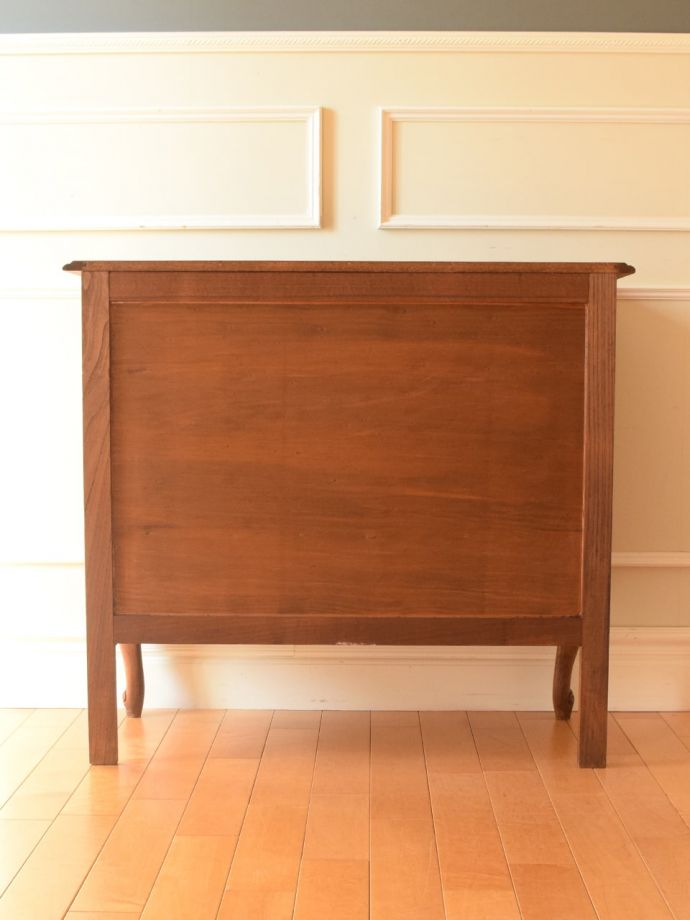 アンティークのキャビネット アンティーク家具 キャビネット 後ろ姿も見てくださいアンティークは新品ではないので、もちろん経年変化によるキズはありますが、後ろ姿もキレイです。(j-2757-f)