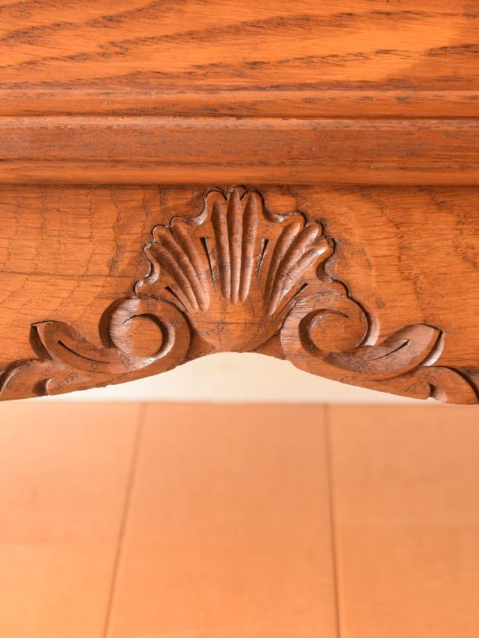 アンティークのキャビネット アンティーク家具 キャビネット フランスらしい彫りフランスらしさの象徴とも言える、優雅な彫りの装飾。(j-2757-f)