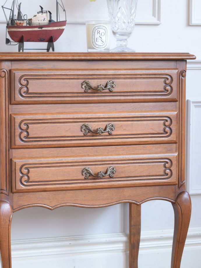 アンティークのチェスト　アンティーク家具　チェスト　収納だけじゃなく見て楽しむチェストチェストと言っても収納だけじゃなく見た目が素敵なんです。(j-2758-f)