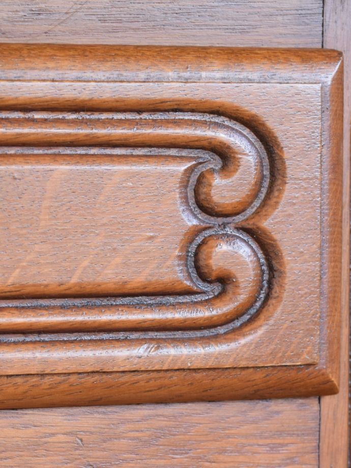 アンティークのチェスト　アンティーク家具　チェスト　惚れ惚れしちゃう美しさこんなに堅い無垢材に一体どうやって彫ったんだろう？と不思議になるくらい細かい彫にうっとりです。(j-2758-f)