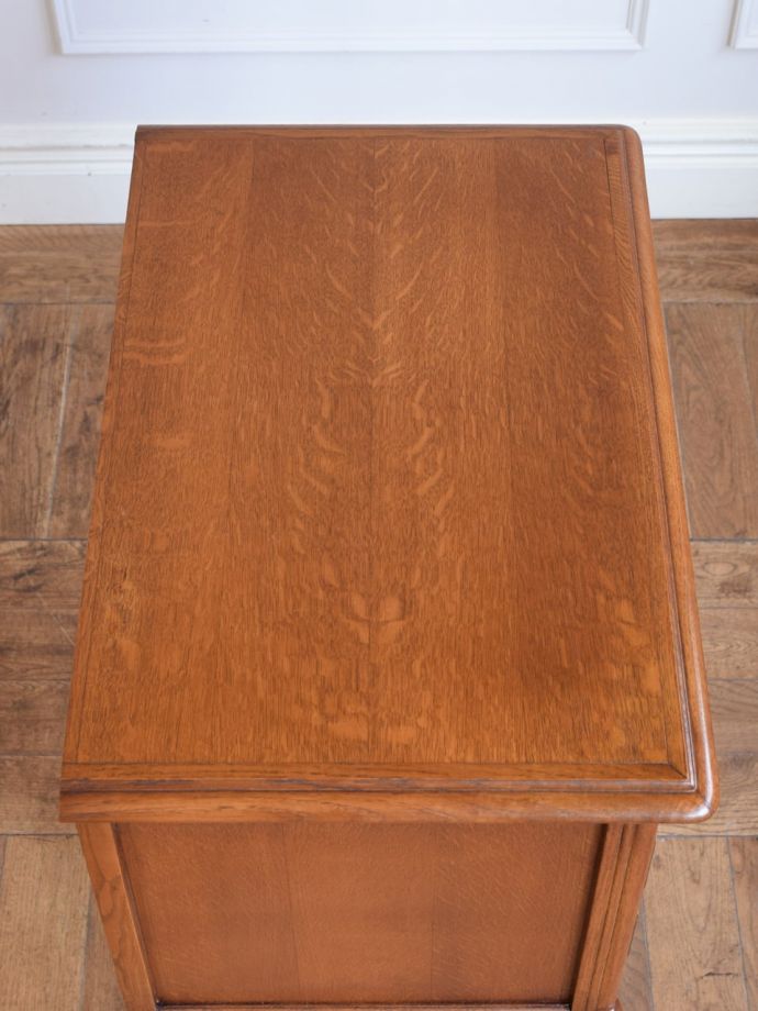 アンティークのチェスト　アンティーク家具　チェスト　何を置こうかな･･･？チェストを上から見るとこんな形です。(j-2758-f)