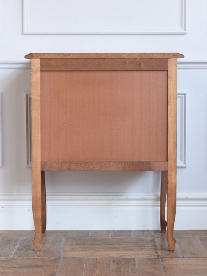 アンティークのチェスト　アンティーク家具　チェスト　修復したので後姿もキレイですアンティークは新品ではないので、もちろん経年変化によるキズはありますが、専門の職人が修復しています。(j-2758-f)