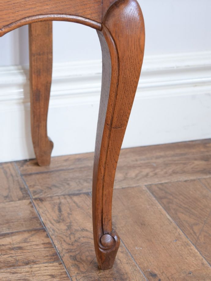 アンティークのチェスト　アンティーク家具　チェスト　女性1人でラクラク運べちゃう仕掛けHandleのアンティークは、脚の裏にフェルトキーパーをお付けしています。(j-2758-f)