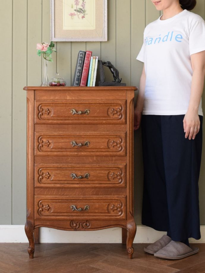 アンティークのチェスト　アンティーク家具　チェスト　フランスらしい優雅なアンティークのチェスト脚の美しい曲線美は、さすがフランスのアンティーク。(j-2759-f)