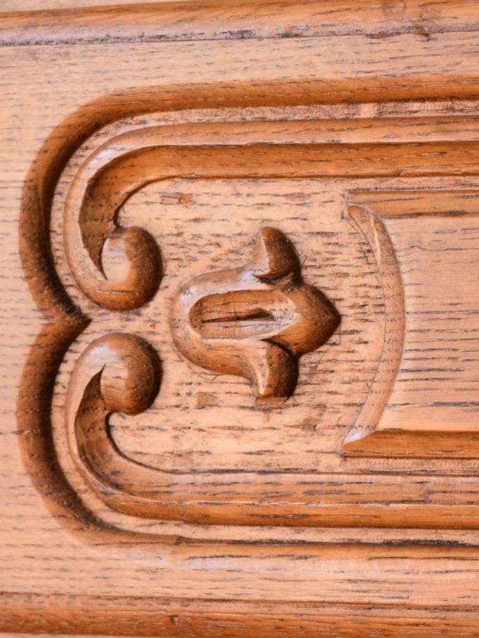 アンティークのチェスト　アンティーク家具　チェスト　惚れ惚れしちゃう美しさこんなに堅い無垢材に一体どうやって彫ったんだろう？と不思議になるくらい細かい彫にうっとりです。(j-2759-f)