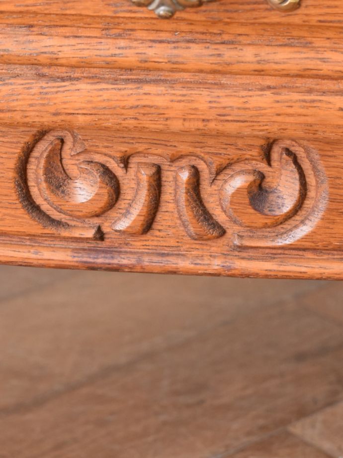 アンティークのチェスト　アンティーク家具　チェスト　フランスらしい彫りフランスらしさの象徴とも言える、優雅な彫りの装飾。(j-2759-f)