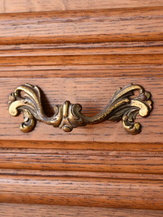 アンティークのチェスト　アンティーク家具　チェスト　開ける度にワクワクする取っ手フランスらしい優雅なデザインの取っ手。(j-2759-f)