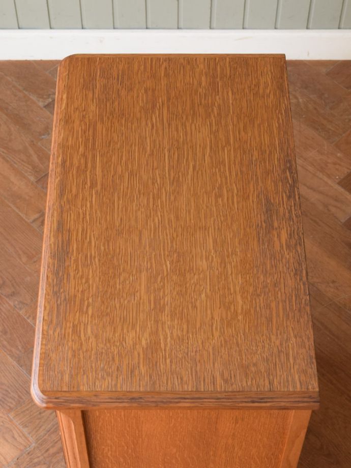 アンティークのチェスト　アンティーク家具　チェスト　何を置こうかな･･･？チェストを上から見るとこんな形です。(j-2759-f)