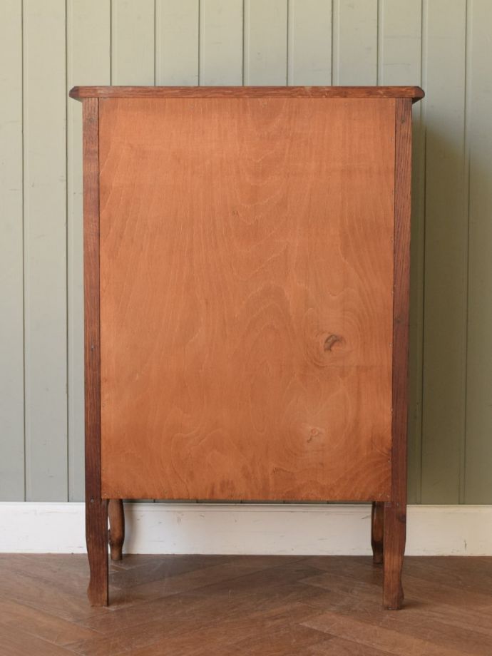 アンティークのチェスト　アンティーク家具　チェスト　修復したので後姿もキレイですアンティークは新品ではないので、もちろん経年変化によるキズはありますが、専門の職人が修復しています。(j-2759-f)