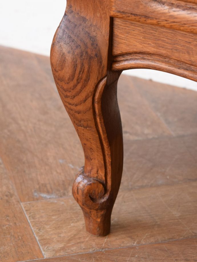 アンティークのチェスト　アンティーク家具　チェスト　女性1人でラクラク運べちゃう仕掛けHandleのアンティークは、脚の裏にフェルトキーパーをお付けしています。(j-2759-f)