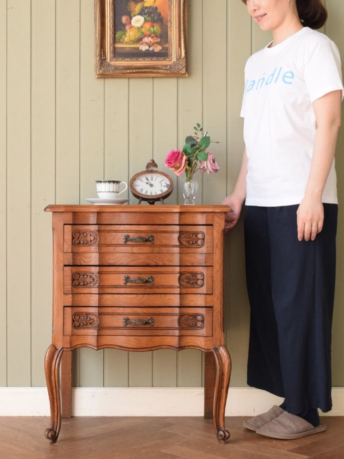 アンティークのチェスト　アンティーク家具　フランスで見つけたアンティーク家具、長い猫脚が優雅な３段チェスト　フランスらしい優雅なアンティークのチェスト脚の美しい曲線美は、さすがフランスのアンティーク。(j-2760-f)