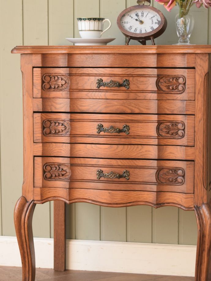 アンティークのチェスト　アンティーク家具　フランスで見つけたアンティーク家具、長い猫脚が優雅な３段チェスト　収納だけじゃなく見て楽しむチェストチェストと言っても収納だけじゃなく見た目が素敵なんです。(j-2760-f)