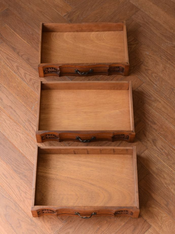 アンティークのチェスト　アンティーク家具　フランスで見つけたアンティーク家具、長い猫脚が優雅な３段チェスト　実用的にチェストとして使いましょう！アンティーク家具と言えども家具。(j-2760-f)