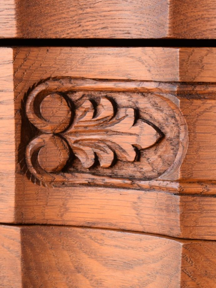 アンティークのチェスト　アンティーク家具　フランスで見つけたアンティーク家具、長い猫脚が優雅な３段チェスト　惚れ惚れしちゃう美しさこんなに堅い無垢材に一体どうやって彫ったんだろう？と不思議になるくらい細かい彫にうっとりです。(j-2760-f)