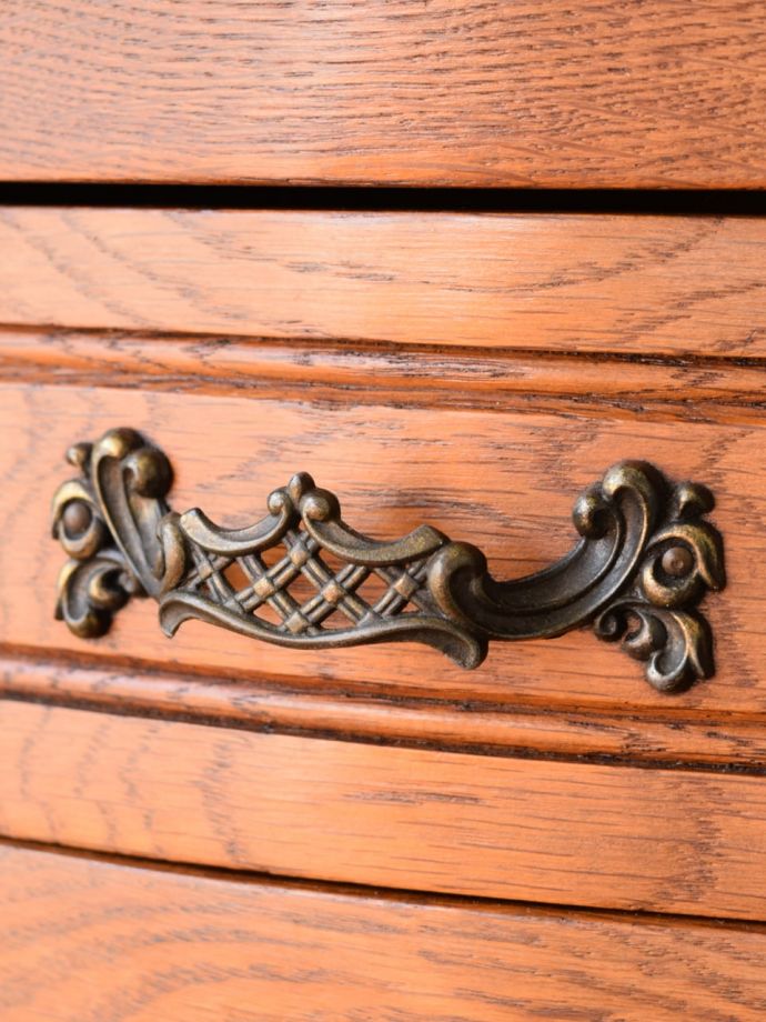 アンティークのチェスト　アンティーク家具　フランスで見つけたアンティーク家具、長い猫脚が優雅な３段チェスト　開ける度にワクワクする取っ手フランスらしい優雅なデザインの取っ手。(j-2760-f)