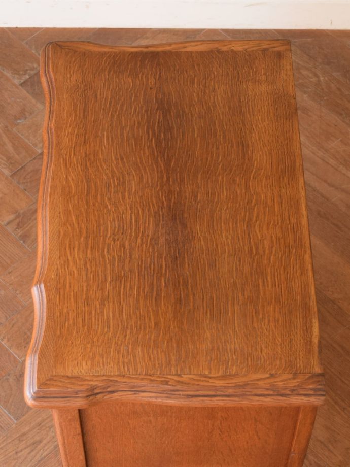 アンティークのチェスト　アンティーク家具　フランスで見つけたアンティーク家具、長い猫脚が優雅な３段チェスト　何を置こうかな･･･？チェストを上から見るとこんな形です。(j-2760-f)