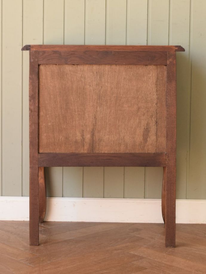 アンティークのチェスト　アンティーク家具　フランスで見つけたアンティーク家具、長い猫脚が優雅な３段チェスト　修復したので後姿もキレイですアンティークは新品ではないので、もちろん経年変化によるキズはありますが、専門の職人が修復しています。(j-2760-f)